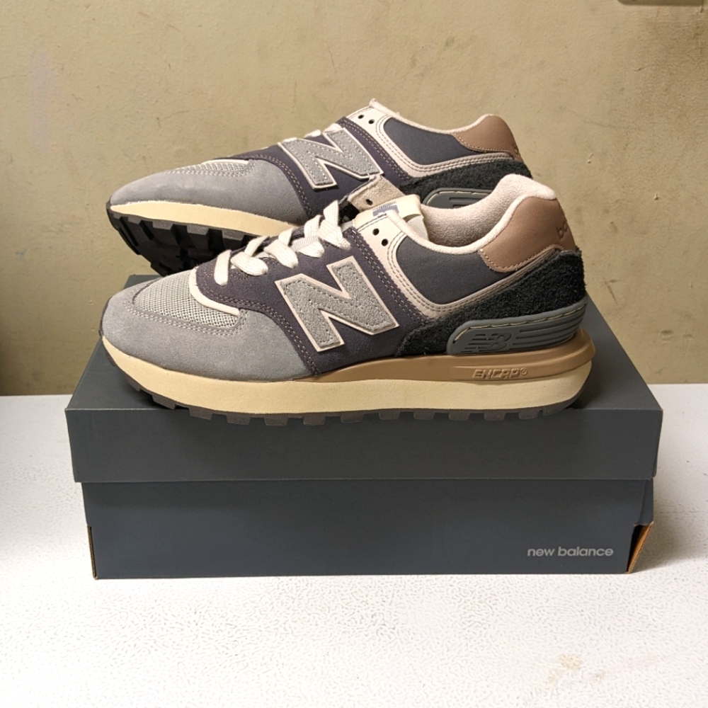 New Balance Men's Gray and Beige Athletic Sneakers